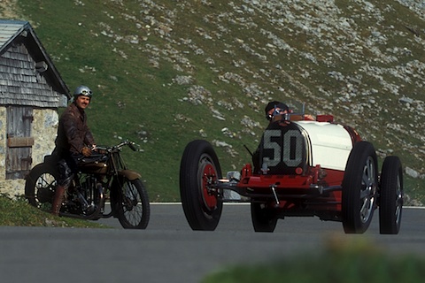 Begregnung am Klausen im Jahr 2002 - Bugatti 35 B und Motosacoche