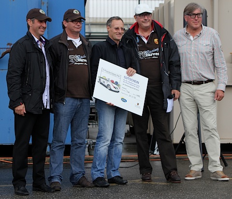 Der Sieger Theo Inhof nimmt den Arosa-ClassicCar-Gutschein von der Jury entgegen