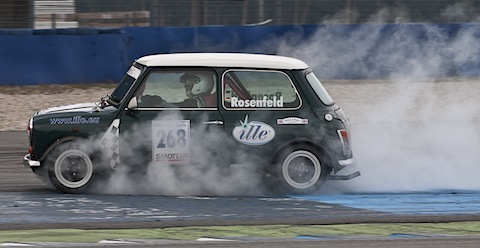Dem Mini wird es im Kampf der Zwerge am Hockenheim Historic 2012 zu heiss