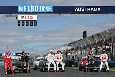 Alle sechs Weltmeister der F1, die 2012 mitfahren, posieren auf Sunbeam Tiger V8