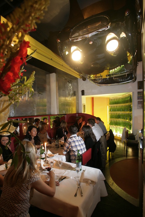 Austin Healey Sprite an der Decke eines Restaurants