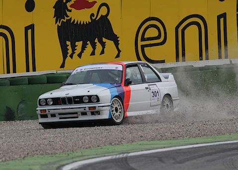 BMW M3 rutsch in das Kiesbetter der Sachskurve