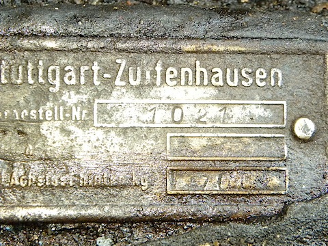 Typenschild mit eingeprägter Fahrgestellnummer