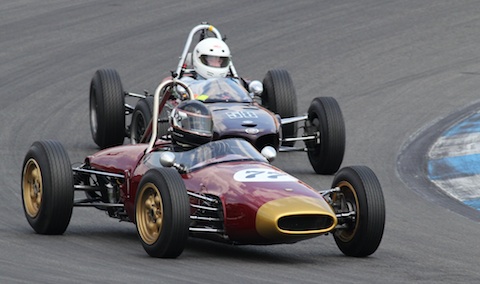 Formel Junior Rennwagen im Zweikampf