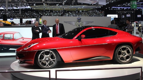 Alfa Romeo Disco Volante II am Genfer Automobilsalon 2012, dahinter auf einem Bild das Original