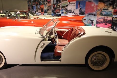 Schiebetüren verschwinden beim Kaiser-Darrin von 1954 in der Karosserie