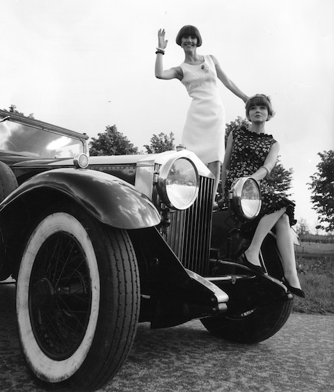 Zwei Fotomodels vor einem Rolls-Royce im Jahr 1965
