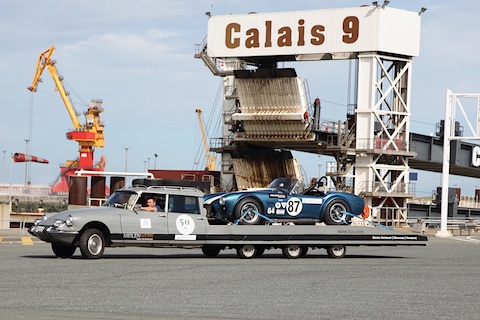 AC Cobra in Calais, auf dem Weg nach Goodwood, am Lenkrad Jochen Mass