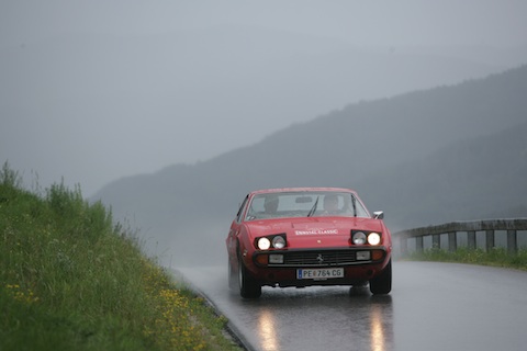 Ferrari 365 GTC 4 von 1972 gerät in ein Gewitter beim Üben für die Ennstal-Classic