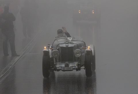 MG Vorkriegssportwagen im Regen von Arosa