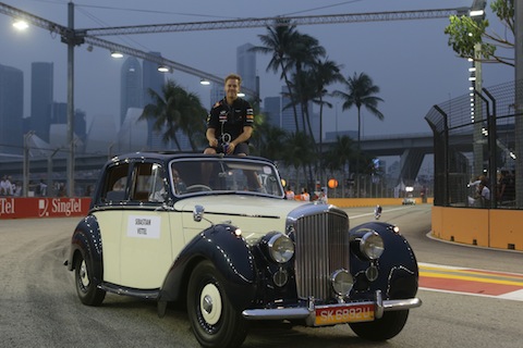 Sebastian Vettel auf dem Dach des Bentley in Singapur 2012