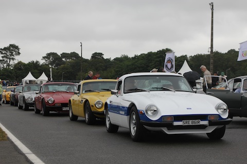 TVR-Fahrzeuge warten auf die Ausfahrt auf dem Le Mans Circuit