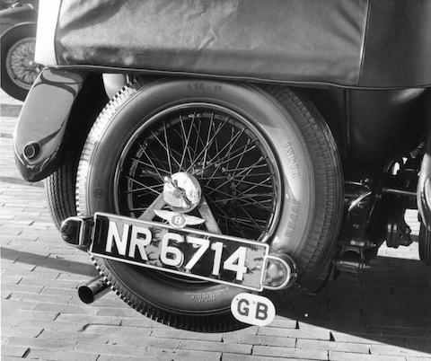 Die Englaender, wie dieser Bentley von 1925, hatten das Reserverad häufig am Heck