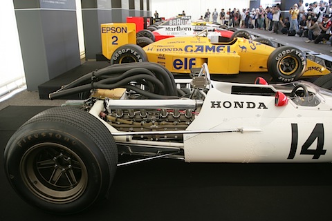Das Auspuff-Spaghetti-Gewirr im Heck des Honda RA 300 von 1967/1968