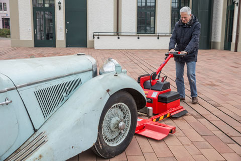 Einspannen und Schieben eines Jaguar MK IV (© Daniel Reinhard)