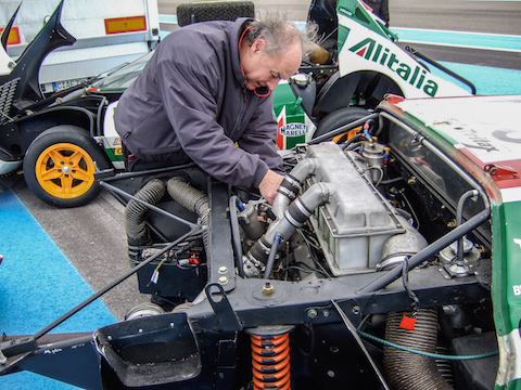 Arbeiten am Motor des Lancia Stratos Turbo