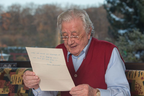 Hans Herrmann mit selbst geschriebenem Brief im Februar 2018 (© Daniel Reinhard)