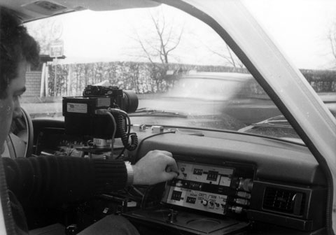 Mobiles Radargerät an einem Volvo der Zürcher Polizei im Jahr 1978 - Kontrolleinheit innen (© Photopress)