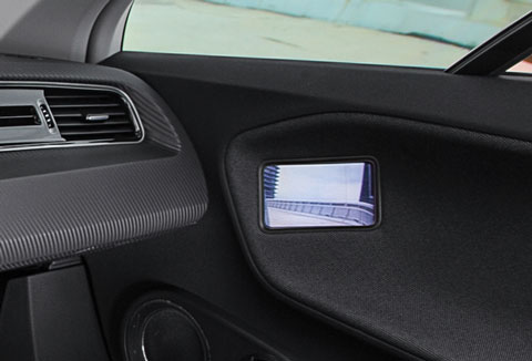 Monitor im VW XL1, um nach hinten zu blicken