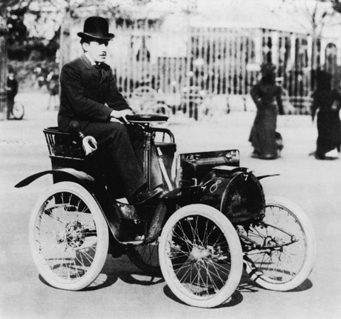 Louis Renault am Steuer seines ersten Autos (© Renault)