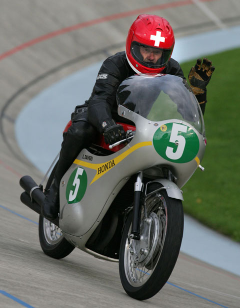 Luigi Taveri auf seiner Honda - aufgenommen in Oerlikon im Jahr 2011 (© Daniel Reinhard)