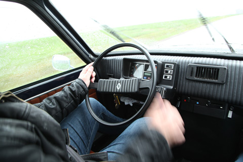 Am Lenkrad des Renault 5 von 1977 (© Bruno von Rotz)