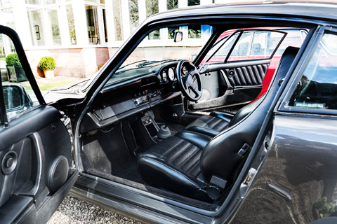 Komplett schwarzes Interieur eines Porsche 930 Turbo von 1980 (© Silverstone Auctions)