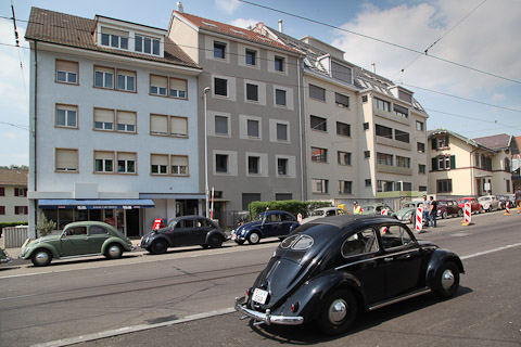 Ein Strassenbild fast wie damals, dominiert von VW Käfern