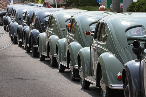 VW Käfer von 1948 bis 1952 aufgereiht am Zoll von Riehen