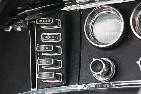 Drucktastensteuerung der Automatik beim Chrysler C300 von 1963