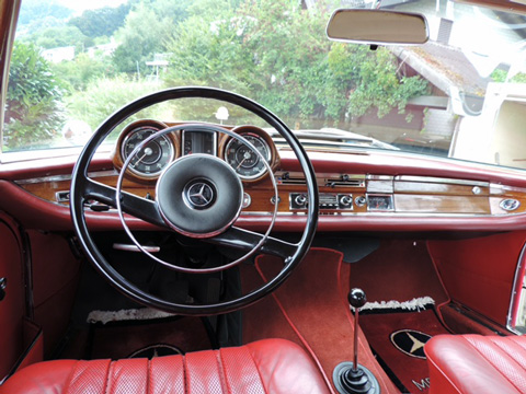 Cockpit des Mercedes-Benz 220 SEb Coupé von 1961
