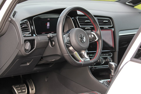 Interieur im VW Golf GTI Mk 7 (2017)