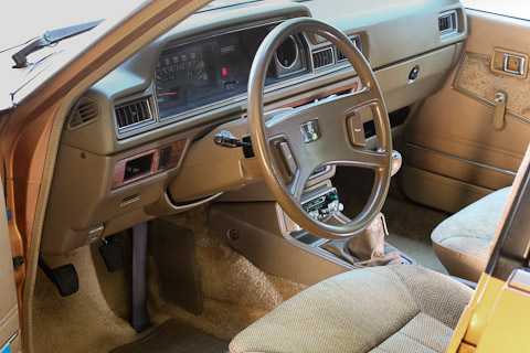 Cockpit des Toyota Liftback Corona von 1980