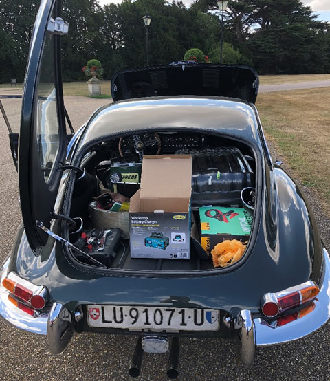 Gut gefüllter Kofferraum beim Jaguar E-Type 4.2 Litre (© Georg Dönni)