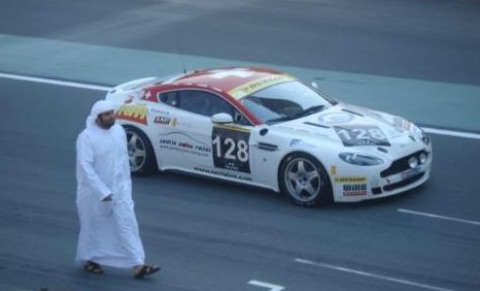 Aston Martin V8 Vantage N24 von 2007 in Abu Dabi