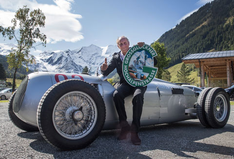 Hans Joachim Stuck posiert mit einem Auto Union am Grossglockner (© Daniel Reinhard)