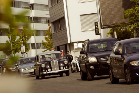 Verkehr der Gegenwart mit Oldtimer