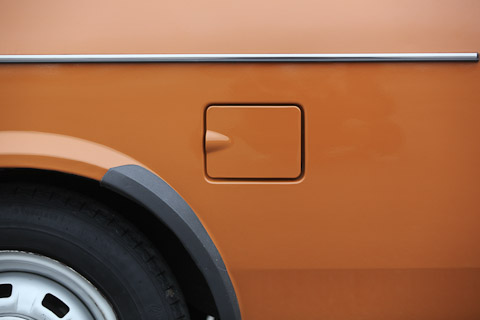 Audi 50 von 1977 - Tankklappe