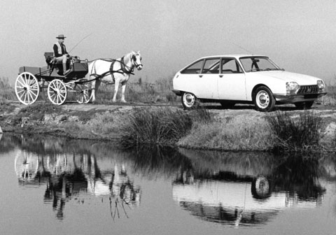 Citroën GS mit Pferdekutsche