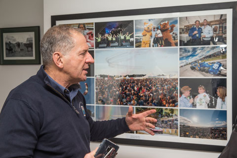 Jody Scheckter vor einer Collage mit Bildern eines seiner Spendenanlässe (© Daniel Reinhard)