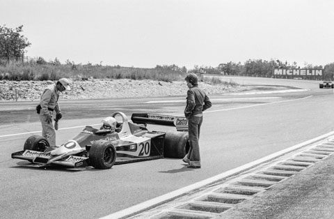 Jody Scheckter im Wolf WR1 in Dijon 1977 nach einem Reifenschaden (© Josef Reinhard)