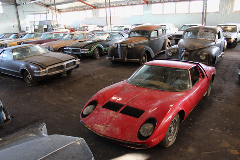 Halle mit den Autos von Ruggieri, im Vordergrund der Lamborghini Miura (© Adam Encheres)
