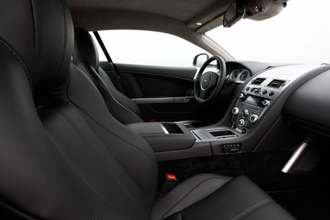 Cockpit des Aston Martin DB9 (© Aston Martin)