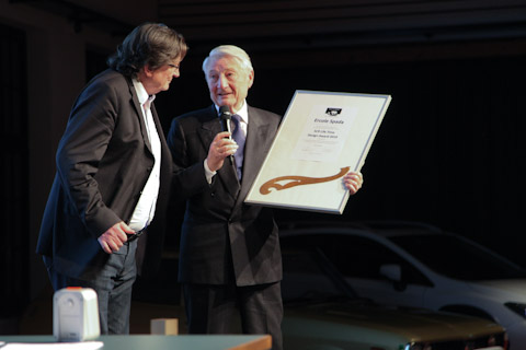 Ercole Spada erhält einen Preis übergeben