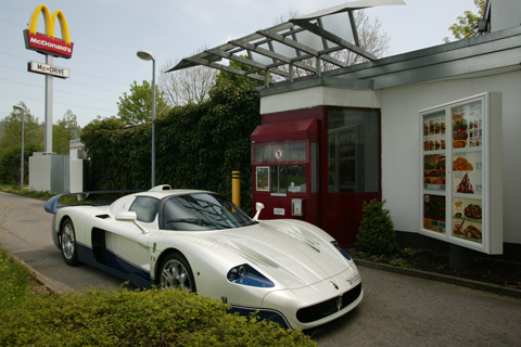 Karl Foitek mit dem Maserati MC12 beim McDrive (© Daniel Reinhard)
