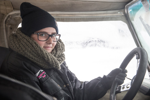 Stella im VW Buggy an der Planai-Classic 2019 (© Daniel Reinhard)