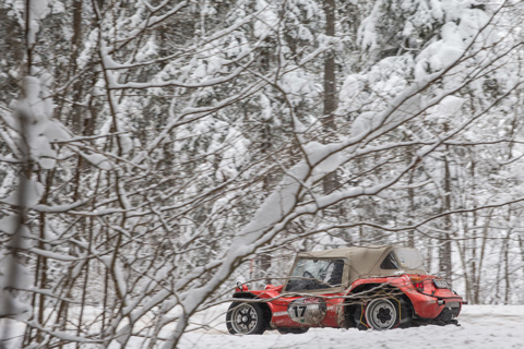 Stella im VW Buggy an der Planai-Classic 2019 (© Daniel Reinhard)