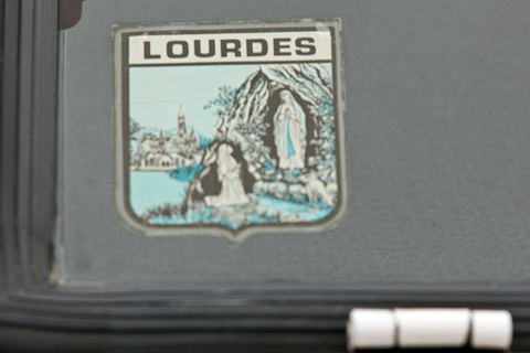 Lourdes - Trophäe auf der Heckscheibe