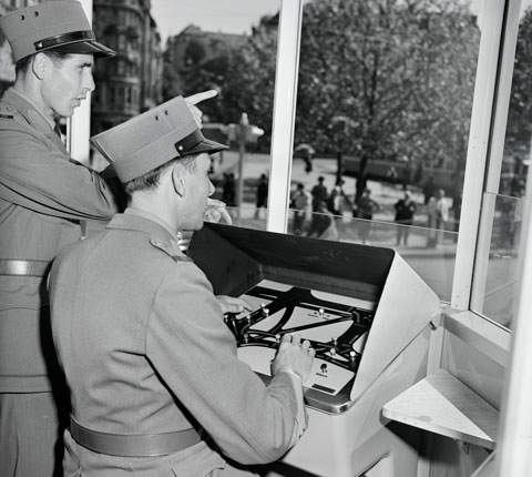 Verkehrssteuerung im Jahr 1952 (© ETH-Bibliothek Zürich, Bildarchiv / Fotograf Comet Photo AG (Zürich) / CC BY-SA 4.0)