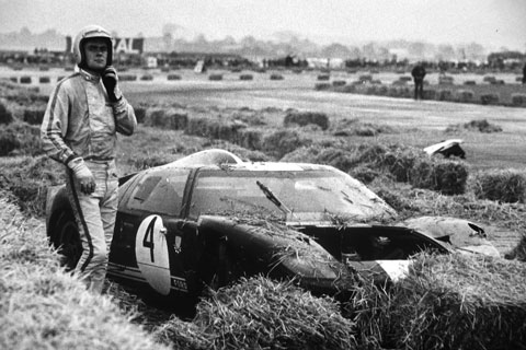Jochen Neerpasch nach Unfall mit Ford GT40